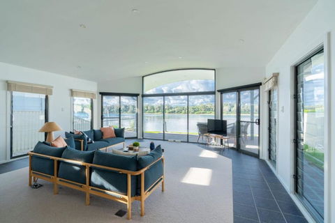 Absolute Waterfront Beach House - ACT Tourism 0