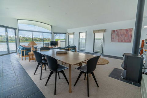 Absolute Waterfront Beach House - ACT Tourism 4