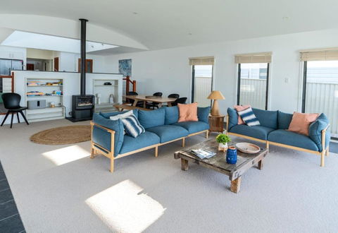 Absolute Waterfront Beach House - ACT Tourism 3