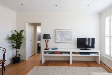 A Touch Of Tuscan Charm Off Toorak Road - ACT Tourism 3