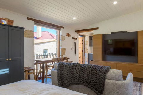 A Romantic Uraidla Studio - ACT Tourism 1