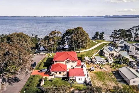 Aircabin - Tuggerawong - Lake Front - 9 Beds House - ACT Tourism 0