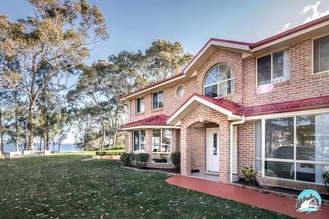 Aircabin - Tuggerawong - Lake Front - 9 Beds House - ACT Tourism 1