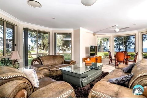 Aircabin - Tuggerawong - Lake Front - 9 Beds House - ACT Tourism 3