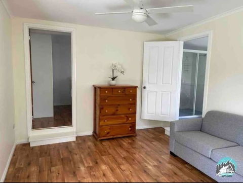 Aircabin - Tuggerawong - Lake Front - 9 Beds House - ACT Tourism 4