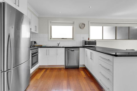 Airport West Stunner By Ready Set Stay - ACT Tourism 4