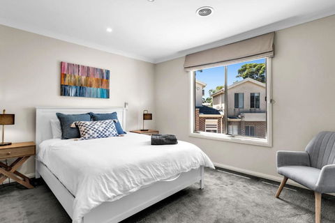Airport West Stunner By Ready Set Stay - ACT Tourism 3