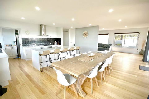 Allawah - 5 Bedroom Luxury Home With A Pool - ACT Tourism 1