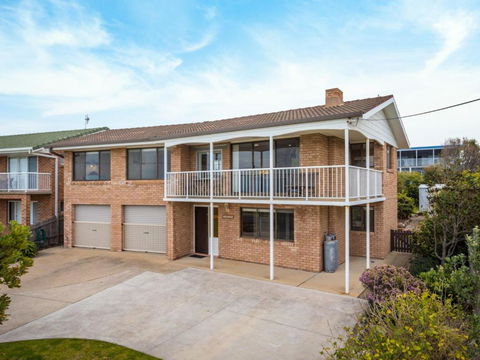 Allawah Beach House - 29 Dalmeny Drive, Kianga - ACT Tourism 1