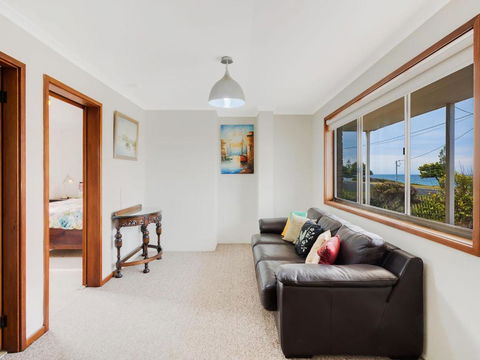 Allawah Beach House - 29 Dalmeny Drive, Kianga - ACT Tourism 4