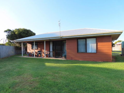 Allestree Holiday Units - ACT Tourism 4