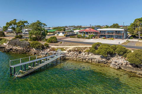 Almonta Apartments On The Water Front - ACT Tourism 1