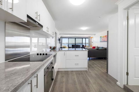 Almonta Apartments On The Water Front - ACT Tourism 0