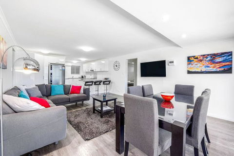 Almonta Apartments On The Water Front - ACT Tourism 3
