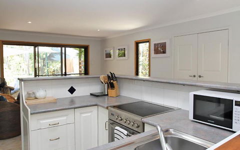 AMITY BEACH BUNGALOW - ACT Tourism 3