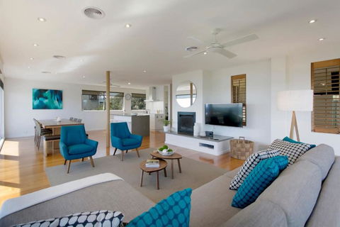 Anchor Beachfront Retreat Water Views, On The Beach - ACT Tourism 3