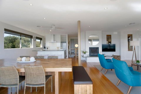 Anchor Beachfront Retreat Water Views, On The Beach - ACT Tourism 4