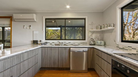 Anchored On Capes Upstairs - ACT Tourism 4