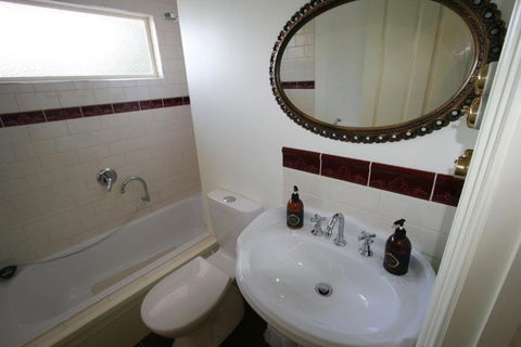 Annies Garden Cottage - ACT Tourism 3