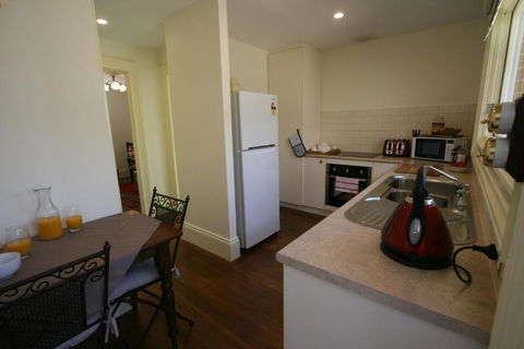 Annies Garden Cottage - ACT Tourism 1