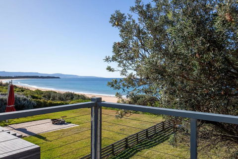 Aqua Beachfront - Pet Friendly - 2 Mins Walk To Beach - ACT Tourism 0