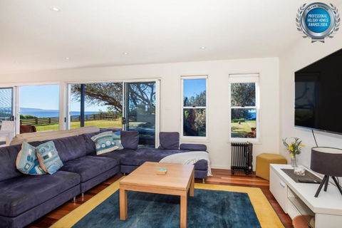 Aqua Beachfront - Pet Friendly - 2 Mins Walk To Beach - ACT Tourism 1