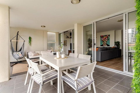 Artist Retreat With HUGE Entertaining Balcony - ACT Tourism 1