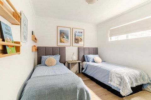 Artist Retreat With HUGE Entertaining Balcony - ACT Tourism 3