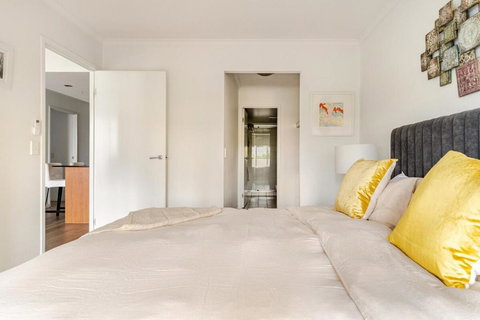 Artist Retreat With HUGE Entertaining Balcony - ACT Tourism 4