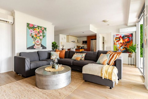 Artist Retreat With HUGE Entertaining Balcony - ACT Tourism 0