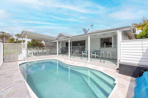 Ash Haven, 19 Ash St - Views, Pool, Air Con, Boat Parking, Wi-Fi - ACT Tourism 2