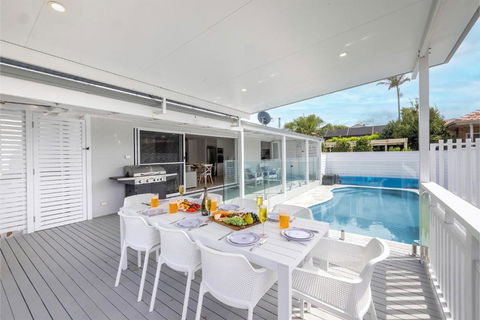 Ash Haven, 19 Ash St - Views, Pool, Air Con, Boat Parking, Wi-Fi - ACT Tourism 1