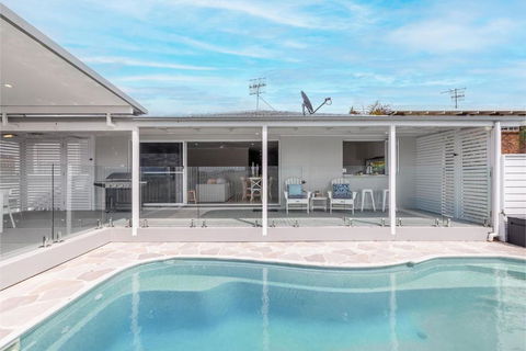 Ash Haven, 19 Ash St - Views, Pool, Air Con, Boat Parking, Wi-Fi - ACT Tourism 3