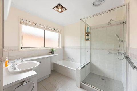 At The Hilltop - Sleeps 10 - ACT Tourism 1