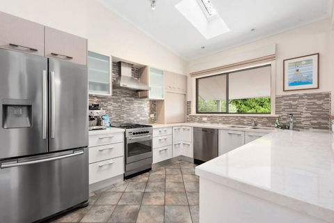At The Hilltop - Sleeps 10 - ACT Tourism 3