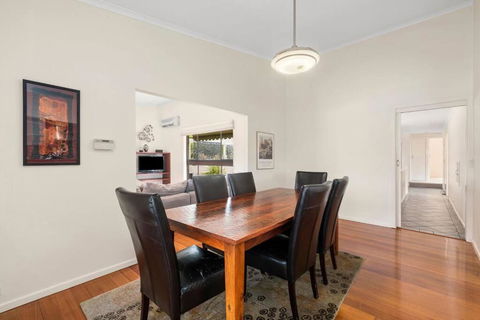 At The Hilltop - Sleeps 10 - ACT Tourism 4