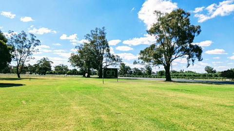 Australian Homestead Motor Lodge - ACT Tourism 1