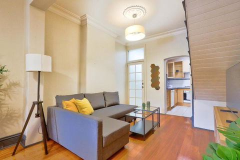 Awesome 2 Bedroom House Surry Hills - ACT Tourism 2