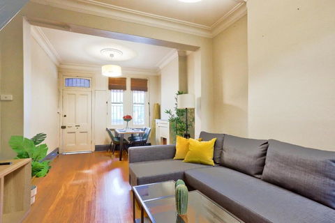 Awesome 2 Bedroom House Surry Hills - ACT Tourism 3
