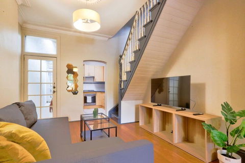 Awesome 2 Bedroom House Surry Hills - ACT Tourism 1