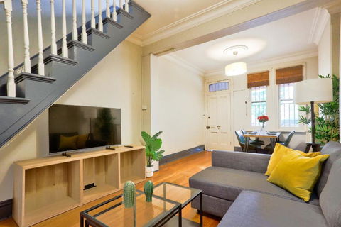 Awesome 2 Bedroom House Surry Hills - ACT Tourism 0