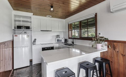 Apollo Bay Cottages- Sabine - ACT Tourism 1