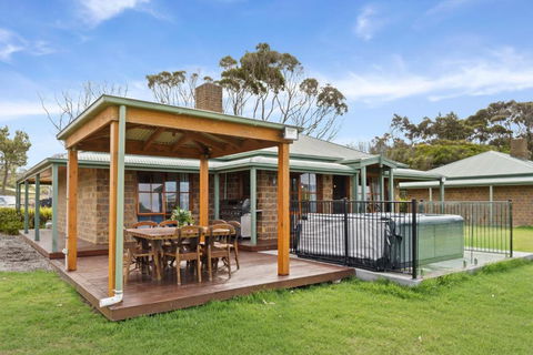 Apollo Bay Cottages- Wild Dog - ACT Tourism 0