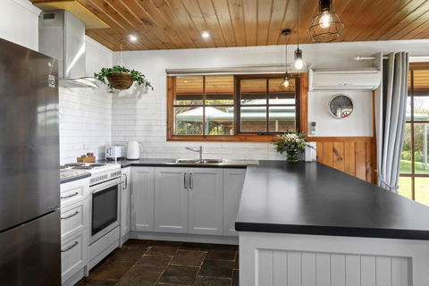 Apollo Bay Cottages- Wild Dog - ACT Tourism 2