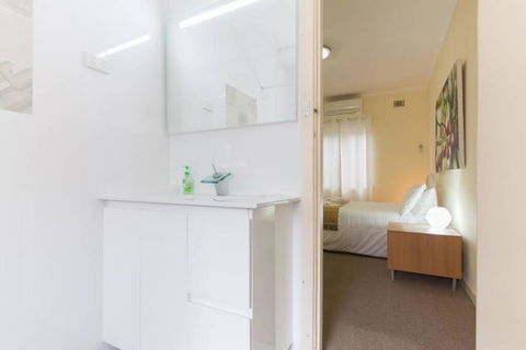 B5 Crawley Apartment 1 BRM & Sleepout Near UWA - ACT Tourism 2