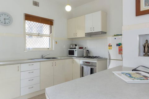 B6 Crawley Apartment 1 BRM & Sleepout Near UWA - ACT Tourism 3