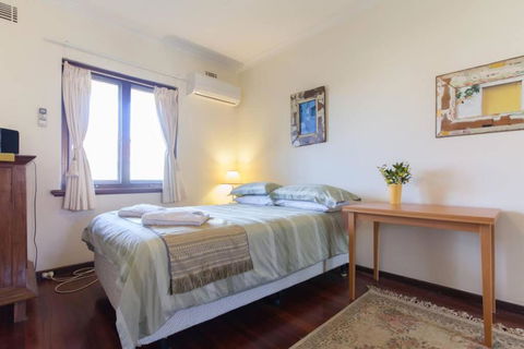 B8 Crawley Apartment 1 BRM & Sleepout Near UWA - ACT Tourism 3