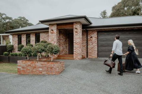 BADGER HOUSE - 4 Bed, 4 Bath, Stunning Entertainer Plus Fire - ACT Tourism 1