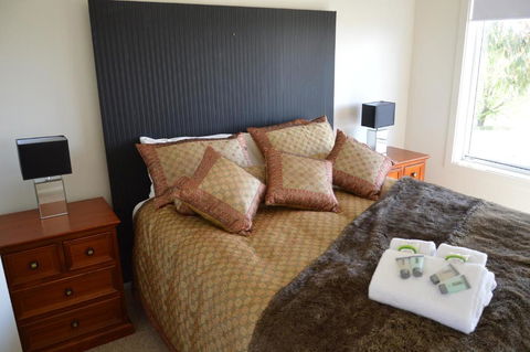 BATHURST GOLDFIELDS RESIDENCE On MOUNT PANORAMA - ACT Tourism 0