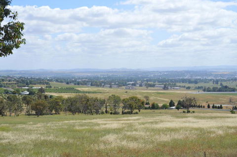 BATHURST GOLDFIELDS RESIDENCE On MOUNT PANORAMA - ACT Tourism 1